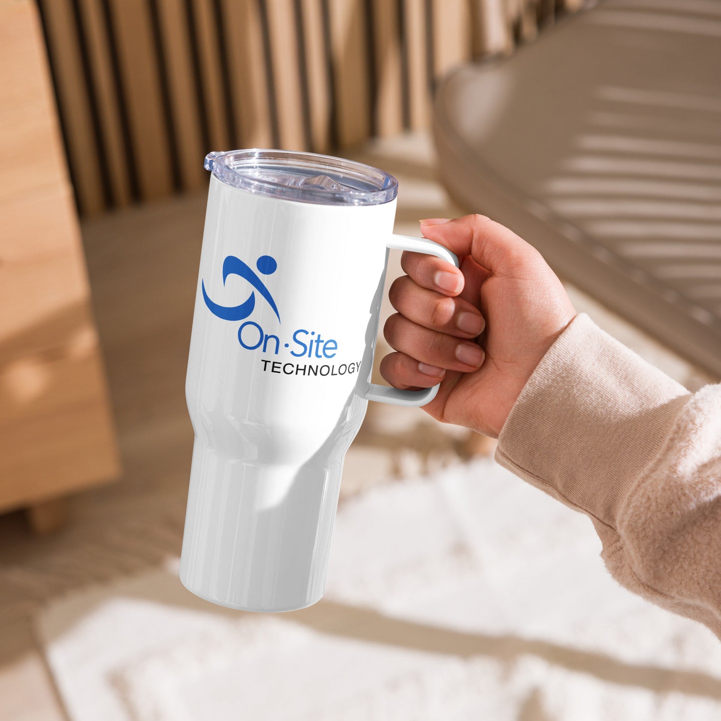 Travel mug with handle