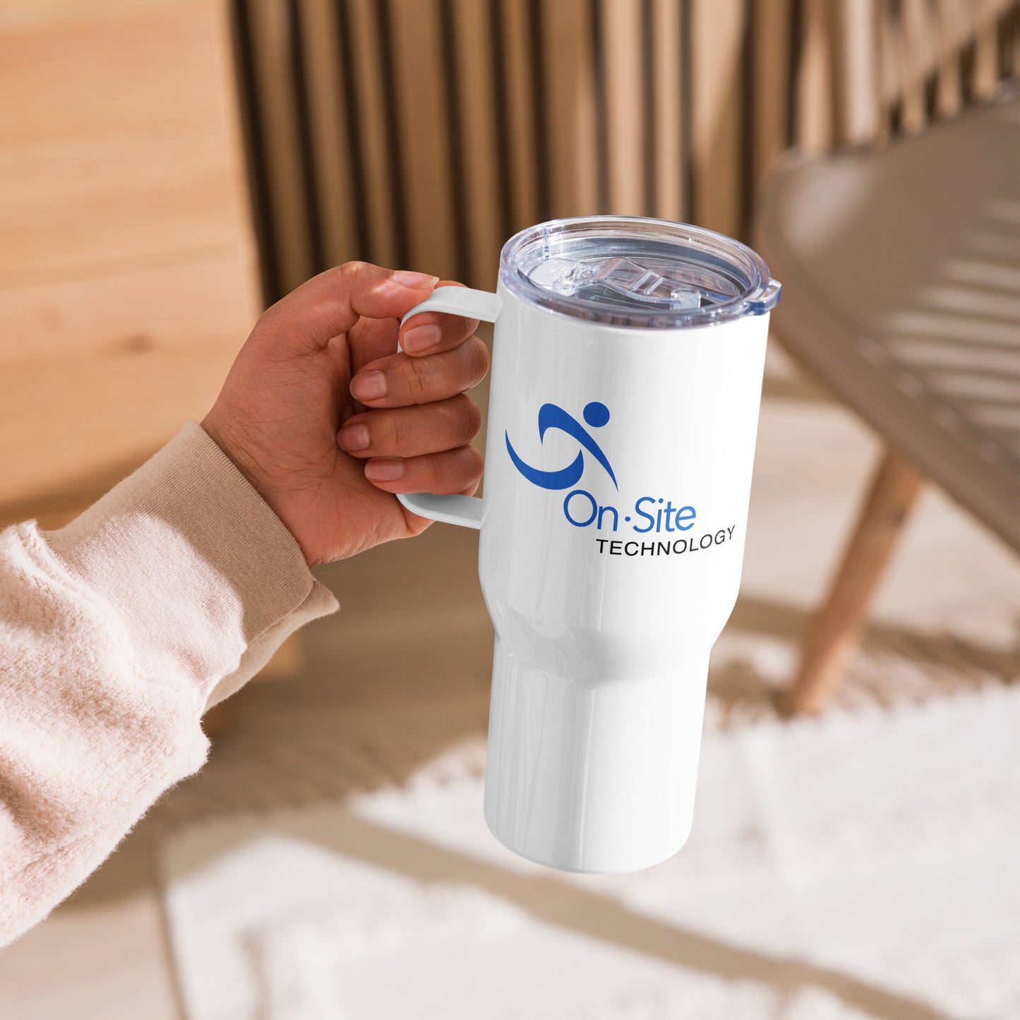 Travel mug with handle