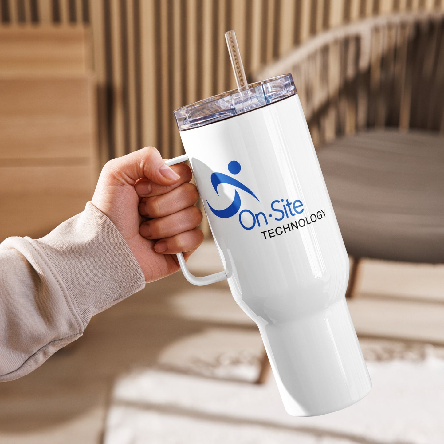 Travel mug with handle